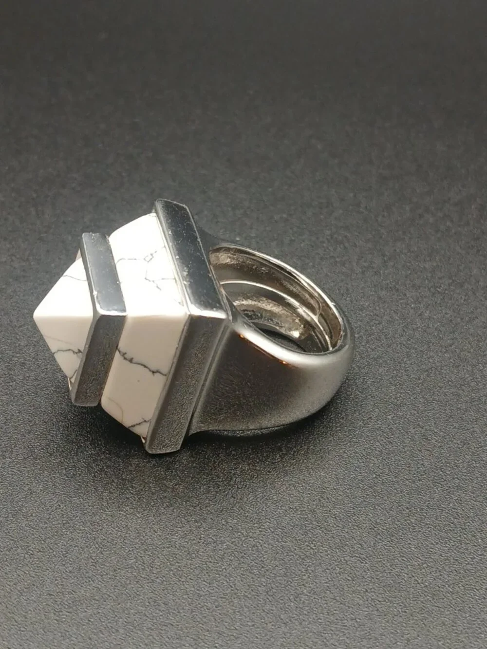Vince Camuto Men's Signet Ring With White Howlite Silvertone Size 8 30gr